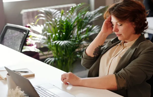 ما هي أسباب طنين الأذن اليسرى؟